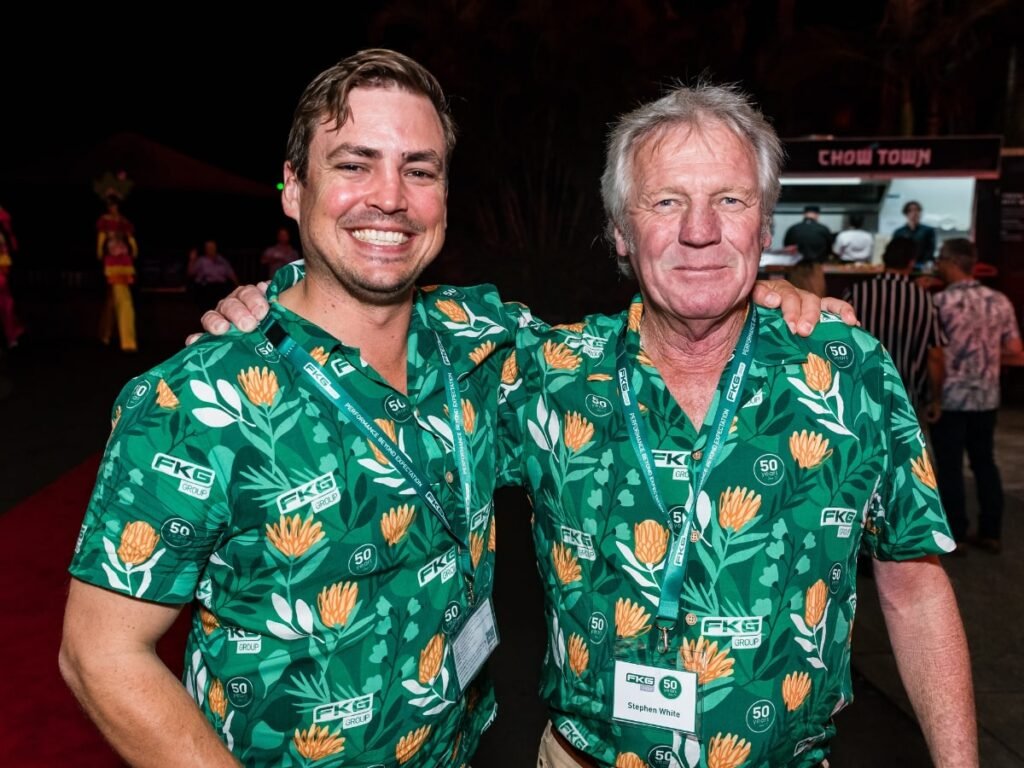 Les solidaires portent une chemise huwaiienne personnalisée