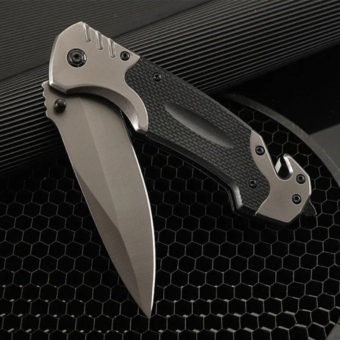 Tactical folding knife with glass breaker - Image 2