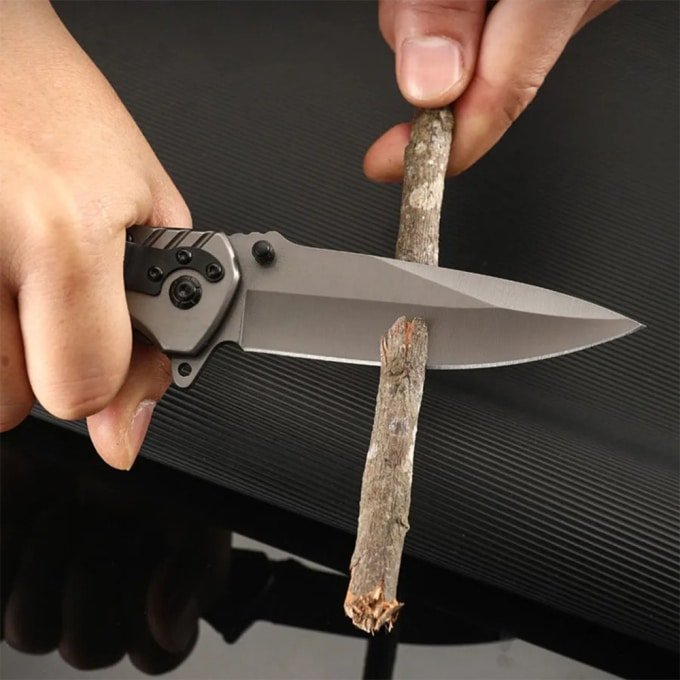 Tactical folding knife with glass breaker - Image 3