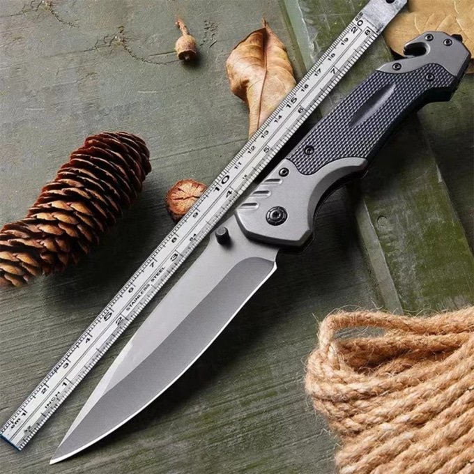 Tactical folding knife with glass breaker - Image 5
