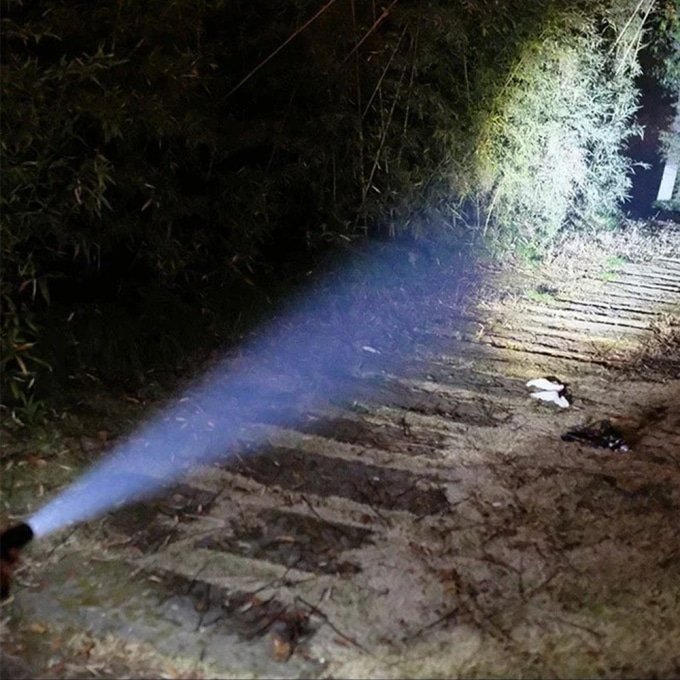Telescoping tactical flashlight - Image 5
